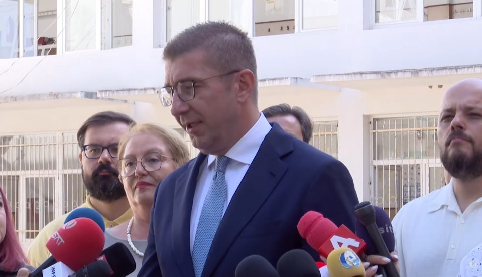 МИЦКОСКИ НА ПРВИОТ УЧИЛИШЕН ДЕН: Во сите училишта се обезбедени бесплатни учебници