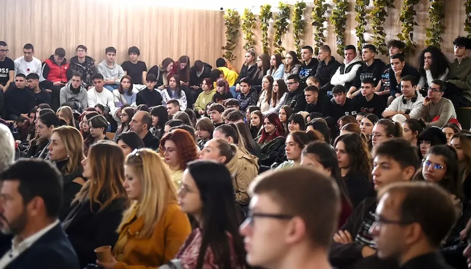 Младите во Македонија до своите 30,7 години живеат со родителите, а во ЕУ до 26,3