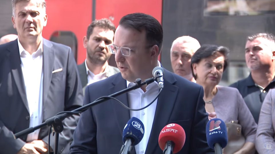 Николоски: Пожарот во Мариово ја зафати и пругата, по санирањето ќе се заменат праговите и ќе се забрза сообраќајот кон Битола