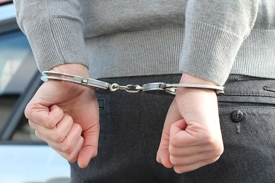 СО ТВРД ПРЕДМЕТ ЈА НАПАДНАЛ СНААТА И НЕЈЗИНАТА 7-ГОДИШНА ЌЕРКА: Полицијата приведе 46-годишник од тетовско