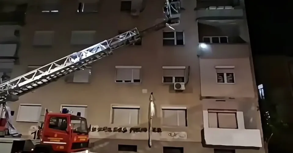 (ВИДЕО) СТРУМИЧКИ ПОЖАРНИКАРИ СЕ ИСКАЧИЛЕ ДО ЧЕТВРТИ КАТ: Во станот не затекнале опасност, туку девојче во длабок сон