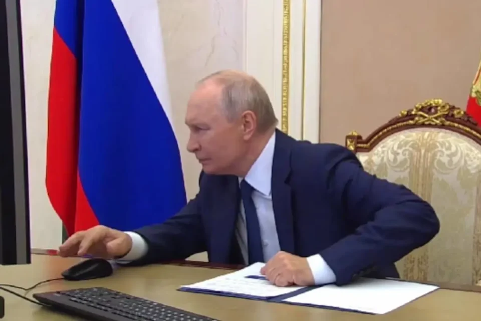 (ВИДЕО) Путин гласаше онлајн на руските избори, снимката стана хит