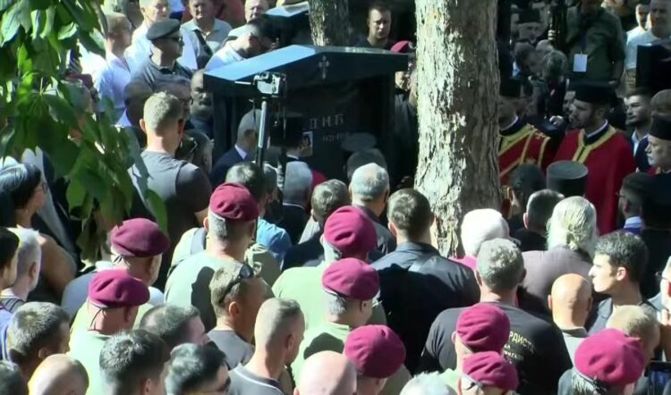 ПОГРЕБАН КРВНИКОТ ОД СРЕБРЕНИЦА: Младиќ испратен со воени почести и државни функционери, ЕУ и САД остро реагираа