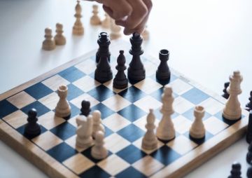 Шаховски фигури на табла за време на натпревар