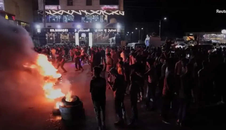 (ВИДЕО) НАЈГОЛЕМИ ПРОТЕСТИ ОД ПАДОТ НА АСАД: Сириските граѓани излегоа на улиците поради поскапување на горивото