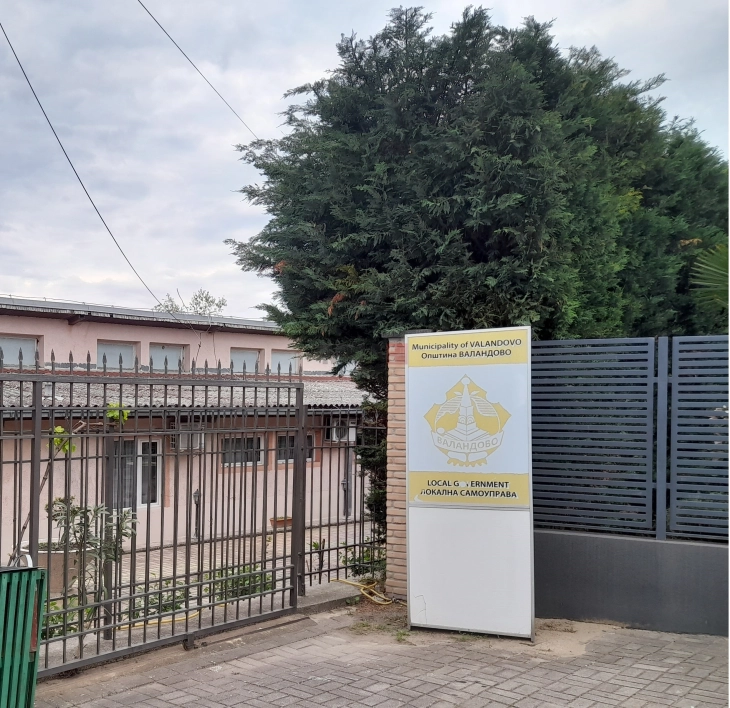 НОВ СООБРАЌАЕН РЕЖИМ ВО ВАЛАНДОВО: Се воведува поголем ред во паркирањето
