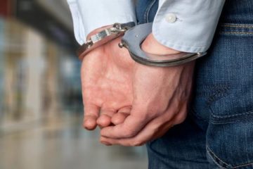 Полициско апсење со лисици на рацете
