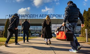 Авион на пистата на Меѓународниот аеродром Скопје
