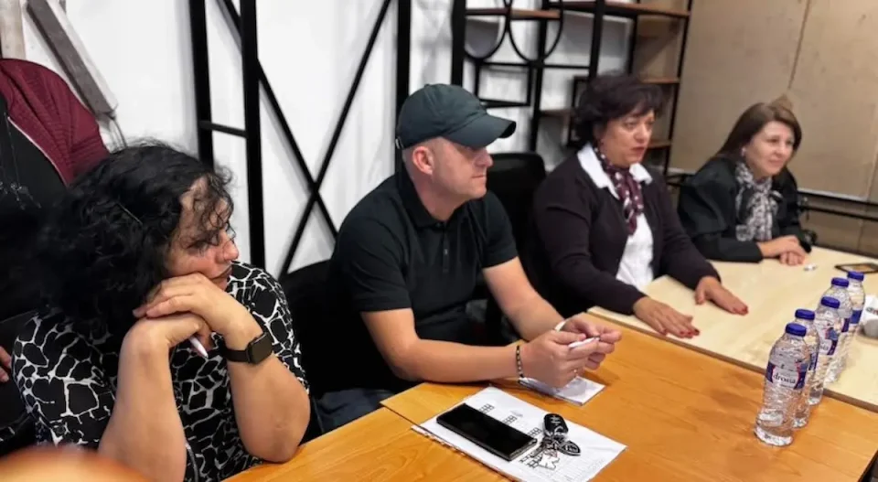 ТЕРЕНСКИТЕ ПОСЕТИ ПРОДОЛЖУВААТ ВО КИСЕЛА ВОДА: Жителите на Пинтија побараа подобро осветлување, асфалт и нови детски реквизити