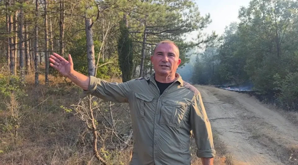 (ВИДЕО) Огнот запрен пред викендичките кај штипско Селце, битката за Серта продолжува