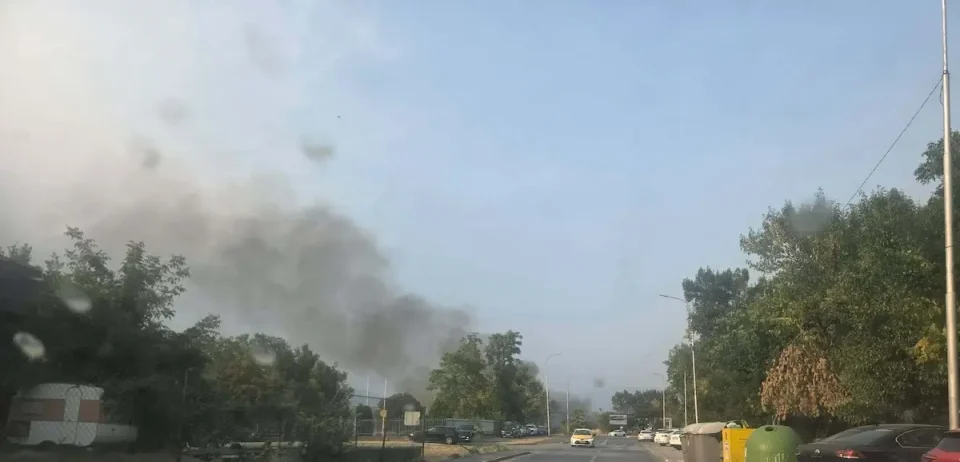 (ВИДЕО) ПОЖАР НА КРАЈОТ ОД „ИЛИНДЕНСКА“: Црн чад се издига од делот покрај Вардар