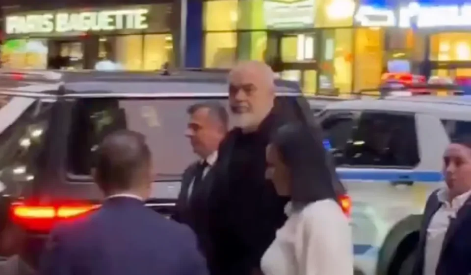 (ВИДЕО) ЈАЈЦА „ЛЕТАА“ КОН РАМА ВО ЊУЈОРК: Демонстрантите извикуваа „мафија“, тој ги нарече „хистерични кокошки“
