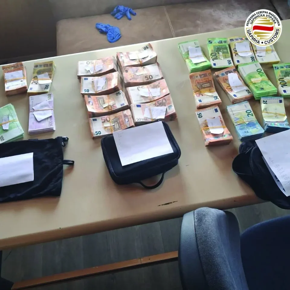 (ВИДЕО) ПРИ ПРЕТРЕС НА ТАБАНОВЦЕ: Унгарски државјанин во повеќе торби сокрил 200 илјади евра