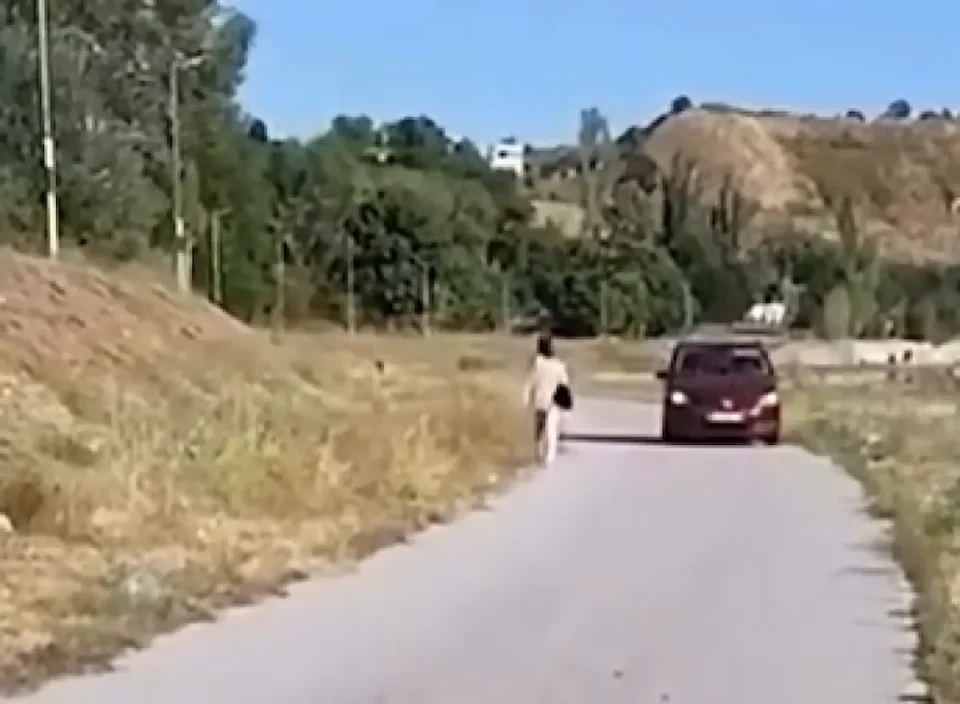 (ВИДЕО) Полицијата го пронајде и го казни возачот кој возеше по пешачката патека покрај Вардар