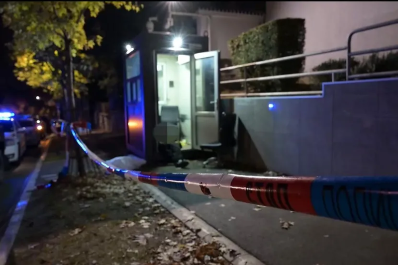 (ВИДЕО) ТЕРОРИСТИЧКИ НАПАД ВО БЕЛГРАД: Извикал „Алаху Акбар“ и со ножеви нападнал полицаец пред израелската амбасада