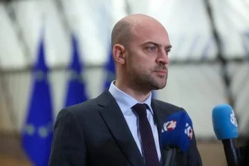 ФРАНЦИЈА ПРЕДУПРЕДИ НА СТРАНСКО МЕШАЊЕ ВО ИЗБОРИТЕ ВО 2027 ГОДИНА: Баро го посочи Маск меѓу личностите што влијаат врз демократската дебата во Европа