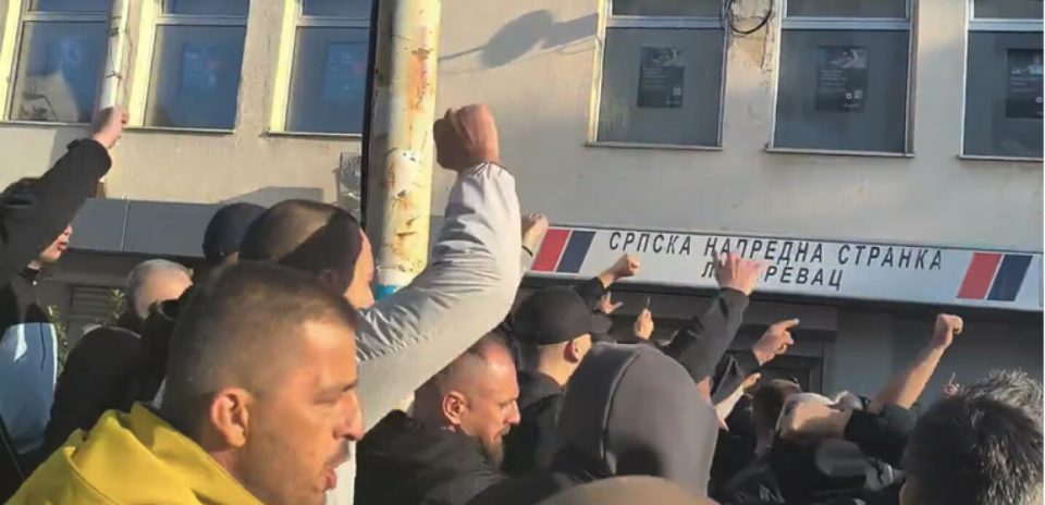 (ВИДЕО) СУДИР ПРЕД СЕДИШТЕТО НА СНС ВО ЛАЗАРЕВАЦ: Физичка пресметка меѓу насобрани граѓани и мажи со возило полно палки