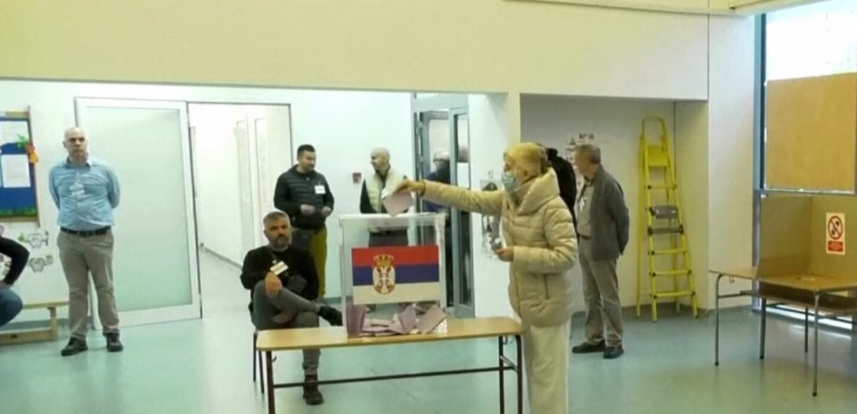 ЖЕНА ПРАШАЛА КАДЕ ДА ПОДИГНЕ 5.000 ДИНАРИ „ЗА ВУЧИЌ“: Членка на избирачки одбор ја откри случката во Крагуевац