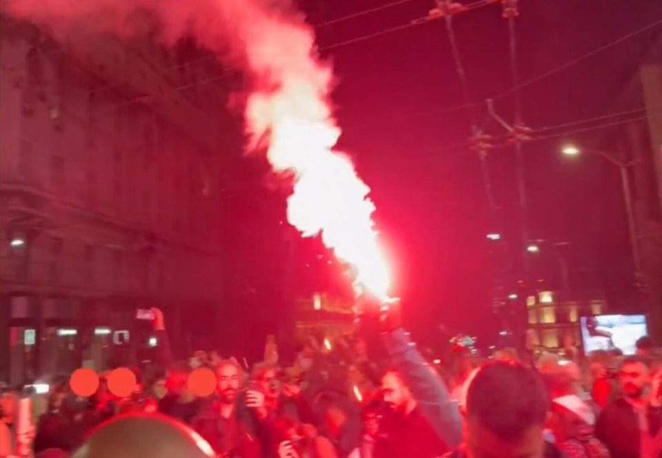 (ВИДЕО) „ПОБЕДА, ПУМПАЈ“: Граѓани и студенти ги преплавија улиците на Србија пo поразот на Вучиќ