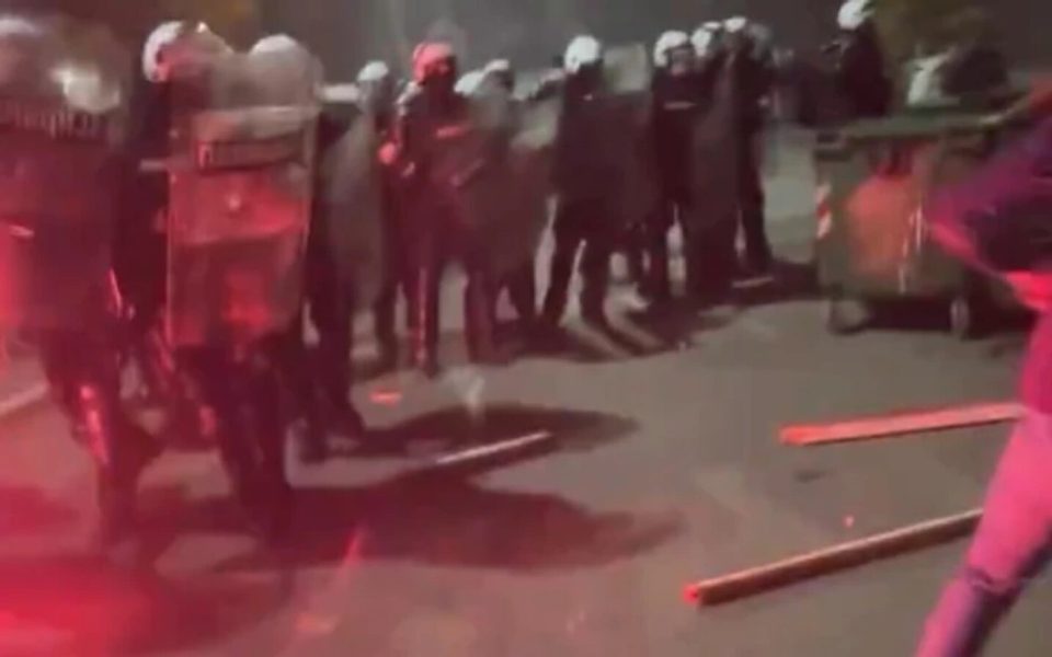 СУДИР ПРЕД СЕДИШТЕТО НА СНС ВО ЛАЗАРЕВАЦ: Полицајците нападнати со камења и пиротехника