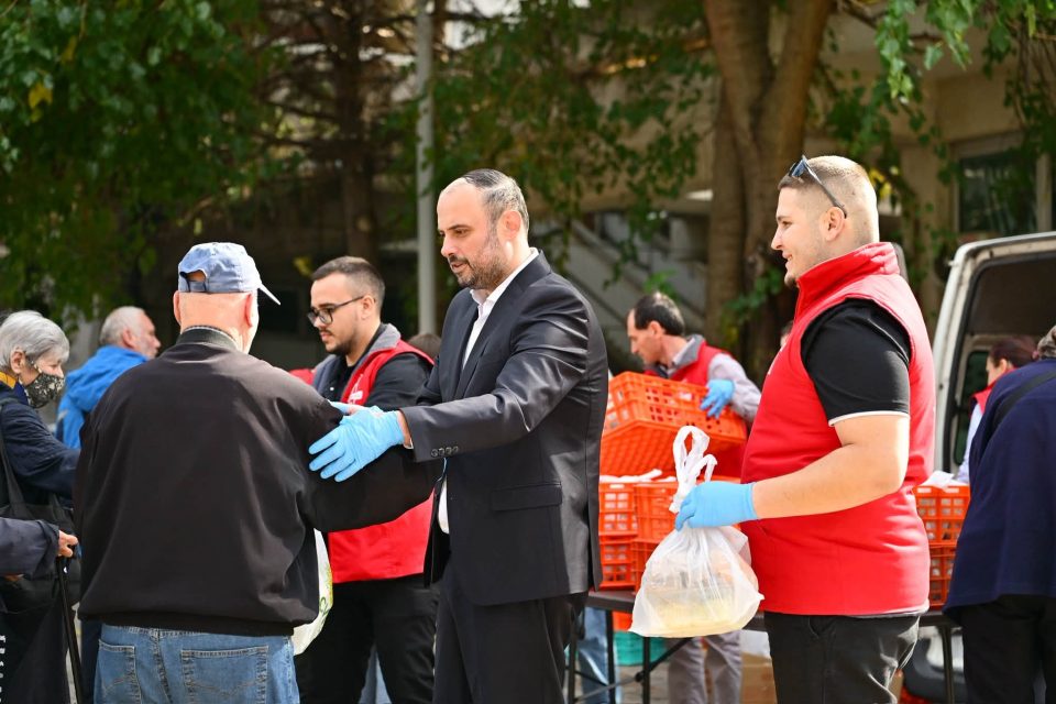 ПОДЕЛЕНИ НАД 400 ОБРОЦИ НА СКОПЈАНИ: Никој не смее да биде сам кога му е најтешко, истакна Ѓорѓиевски