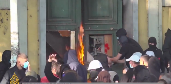 (ВИДЕО) ХАОС ВО ТИРАНА: Четврти ден насилни протести, 156 повредени и најмалку 160 уапсени