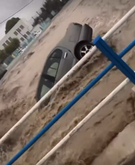 (ВИДЕО) НЕВРЕМЕ ВО ГРЦИЈА: Поплавени објекти, возила во море, забрана за испловување фериботи