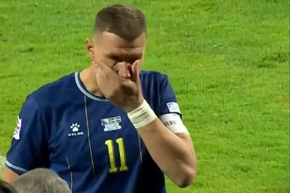 (ВИДЕО) БОСАНЦИТЕ СО ШПАЛИР, АПЛАУЗИ И СОЛЗИ ГО ИСПРАТИЈА „ДИЈАМАНТОТ“: Џеко го одигра последниот натпревар за репрезентацијата на БиХ