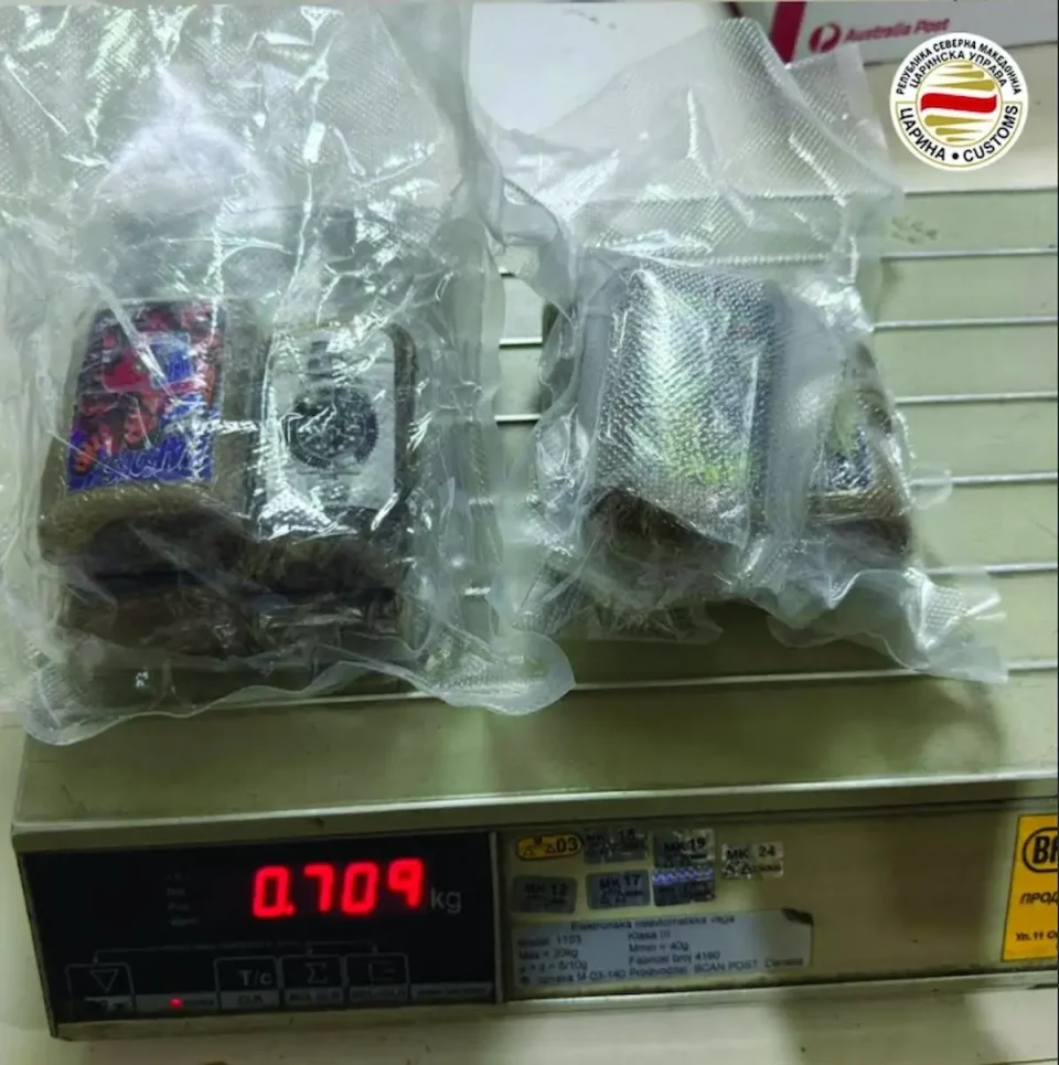 ВО ПОШТЕНСКА ПРАТКА ОД ШПАНИЈА: Царинската управа откри 700 грама хашиш, уапсен тетовец кој го нарачал