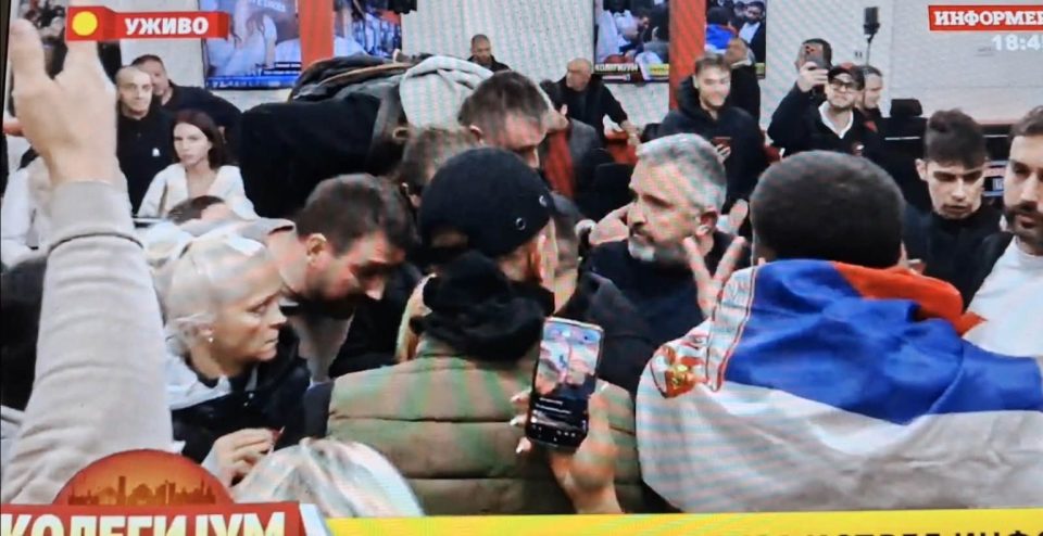 (ВИДЕО) Граѓани влегоа во „Информер“, уредникот повика полиција, а потоа се евакуираше