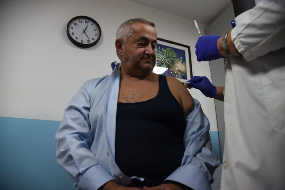 Министерот за здравство Сашо Клековски се вакцинираше против сезонски грип