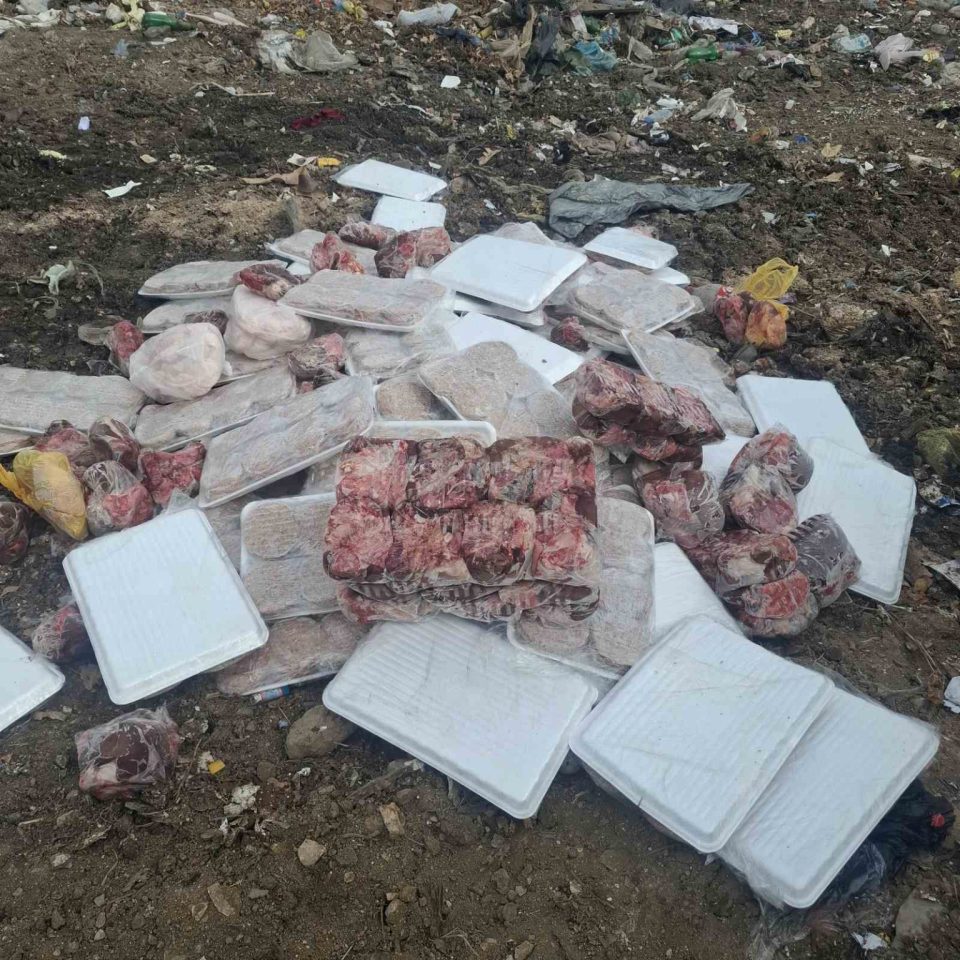 (ФОТО) Уништени 470 килограми ќебапи, плескавици и внатрешни органи пронајдени во нерегистрирана комора