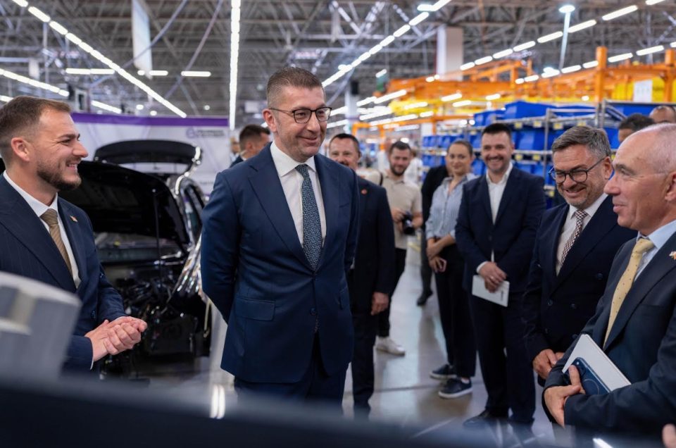 Мицкоски на потпишување договор за нова инвестиција на „Кромберг и Шуберт“