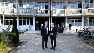 Министерот за здравство Сашо Клековски во посета на болницата за нефрологија во Струга