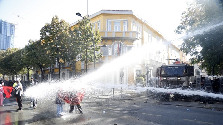 БАРААТ ОСТАВКА ОД РАМА: Полицијата со солзавец и водени топови против демонстрантите во Тирана