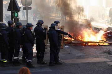 Доналд Трамп со критика за протестите во Франција