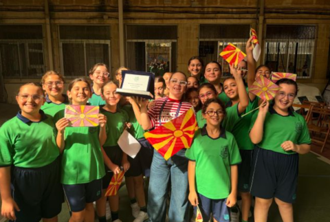 (ВИДЕО) ДЕВОЈЧИЊАТА ОД МАЛТА ПЕАТ НА МАКЕДОНСКИ: Овации и хорска изведба на рефренот за Ана Стојаноска пред детскиот Евросонг