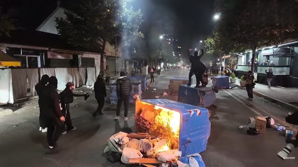 (ВИДЕО) МОЛОТОВ КОКТЕЛ ВРЗ КАБИНЕТОТ НА РАМА: Синдикатот на универзитетите бара оставка од албанскиот премиер и преодна влада