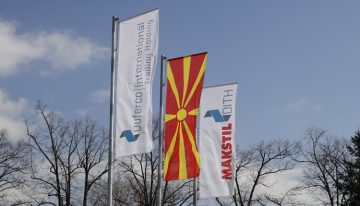 Производствен погон и знамиња пред комплексот на компанијата Макстил