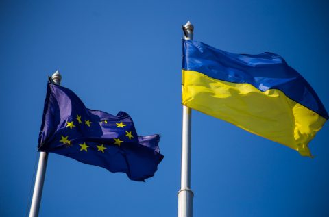 БРИСЕЛ ЌЕ ПОКРИЕ ДВЕ ТРЕТИНИ ОД ФИНАНСИСКИТЕ ПОТРЕБИ: Одобрување на 46,7 милијарди евра помош за Киев преку одлука на Европскиот совет