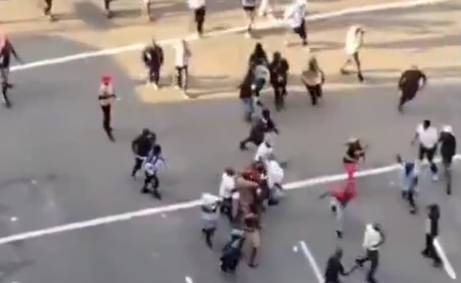 (ВИДЕО) ТОЛПА ДО СМРТ ПРЕТЕПА СТРАНЕЦ ВО ДУРБАН: Покрената истрага по бранот антиимигрантски протести во Јужна Африка