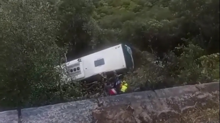 ТЕШКА СООБРАЌАЈКА ВО ШПАНИЈА: Автобус падна во провалија кај Барселона, над 40 повредени лица