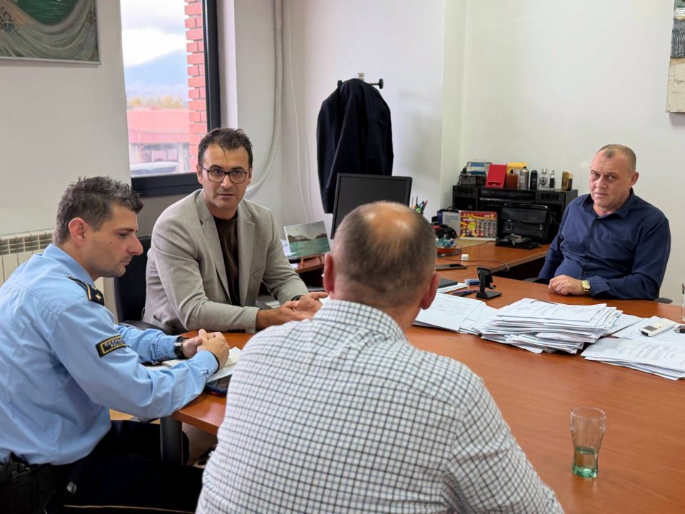 ПО ПРИВЕДУВАЊАТА ЗА ДВЕТЕ УБИСТВА: Стојкоски ги посети полициските службеници во Ѓорче Петров