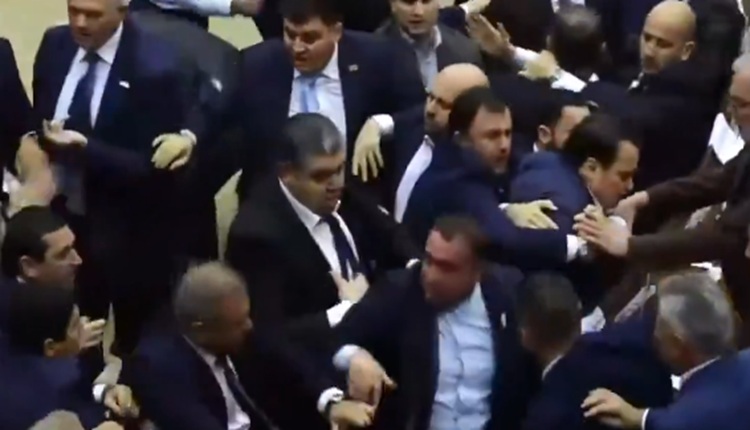 (ВИДЕО) ТЕПАЧКА ВО ЕРМЕНСКИОТ ПАРЛАМЕНТ: Расправијата за ревизор заврши со фрлање столови и повредени пратеници