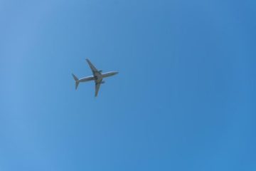 Патнички авион на аеродромска писта по принудно слетување