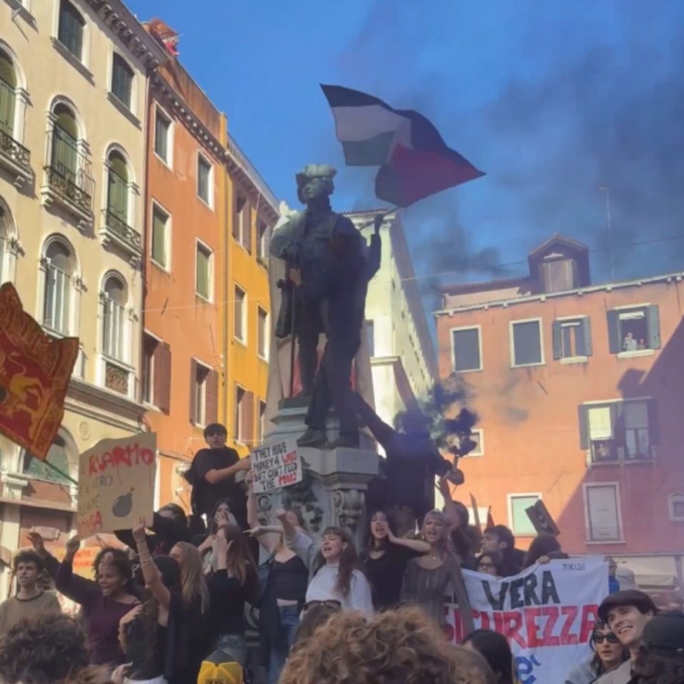 ГЕНЕРАЛЕН ШТРАЈК ВО ИТАЛИЈА: Масовни протести против животните трошоци и воените расходи
