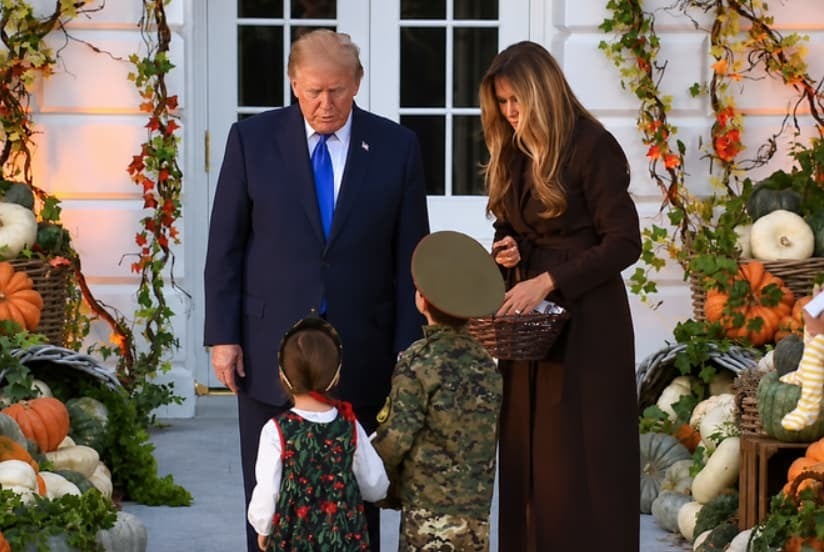(ВИДЕО) СКАНДАЛОЗНИ СИМБОЛИ ВО БЕЛАТА КУЌА: Трамп пречека момче со капа со срп и чекан