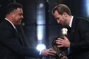 Хари Кејн со трофејот Златна топка за 2026 година