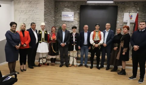 ПРОМОЦИЈА НА ТРАДИЦИОНАЛНИТЕ НОСИИ ВО КОРЧА: Претставено етнокултурното наследство на четири заедници