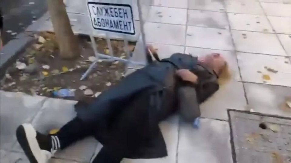 (ВИДЕО) ИНЦИДЕНТ ВО БУГАРИЈА: Бодигард во владата на Румен Радев брутално удри новинарка
